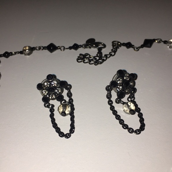 Hanging flower necklace and earring set - Picture 3 of 4